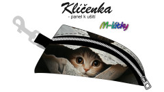 MOB Panel k ušití - Klíčenka Iva - Kočka v novinách tisk na objednávku